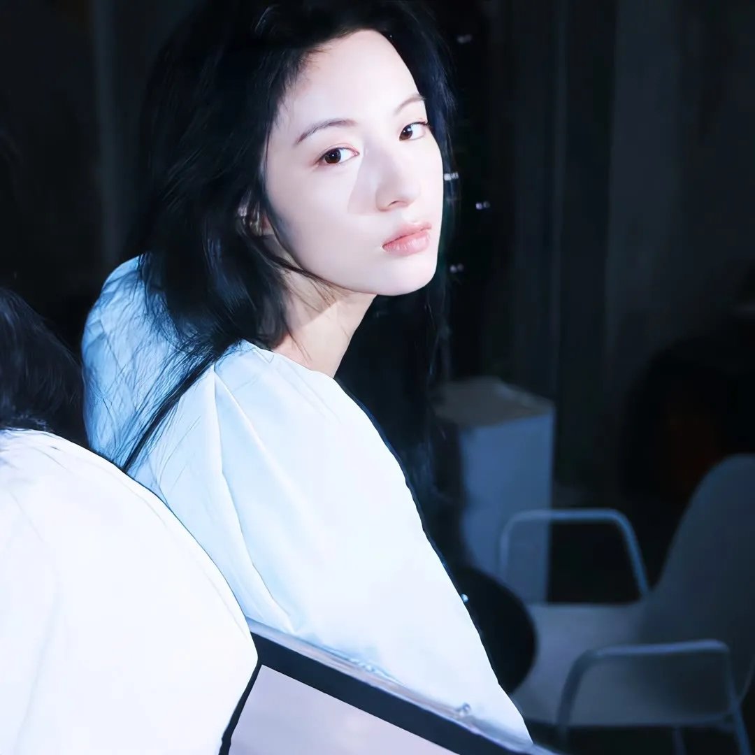 读爱情小说的老人